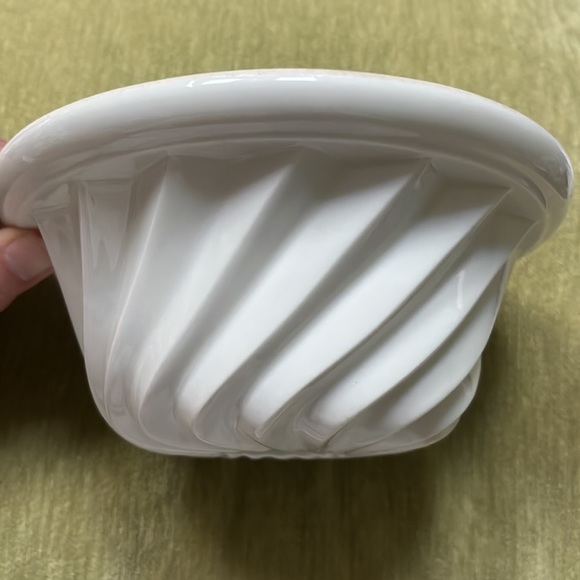 Vintage White Circular Kitchen Mold Swirl Pattern Ironstone? Amazing condition - Picture 2 of 13